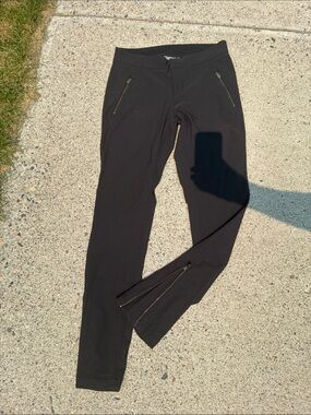Athleta Black Zip-Pockets/ankles. Sz 4